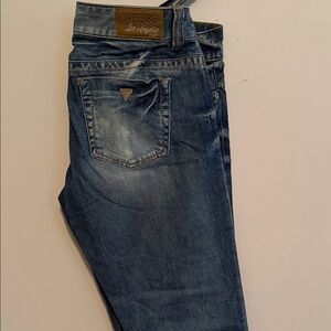 GUESS WOMEN Denim Slim Straight Jeans in Faded Blue